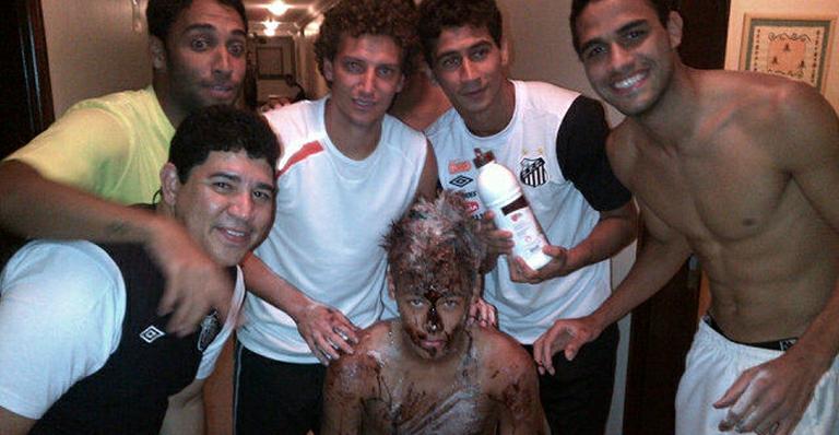 Neymar recebe trote de aniversário dos amigos do Santos