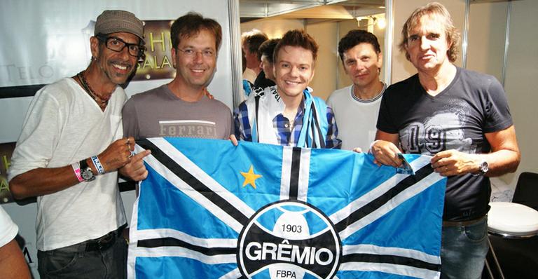 Michel Teló recebe carteirinha de sócio do Grêmio