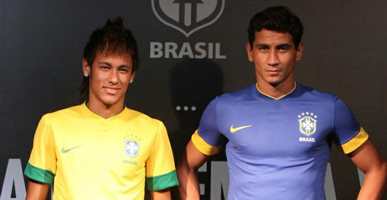Neymar e Ganso soltam a voz e cantam pagode na concentração do Santos. Veja o vídeo!
