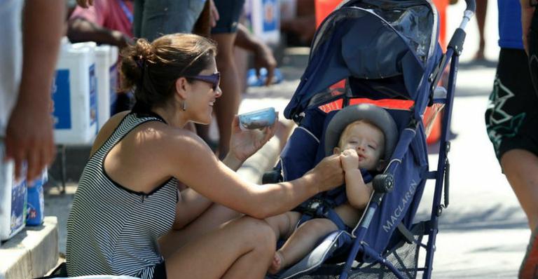 Priscila Fantin mima Romeo em praia