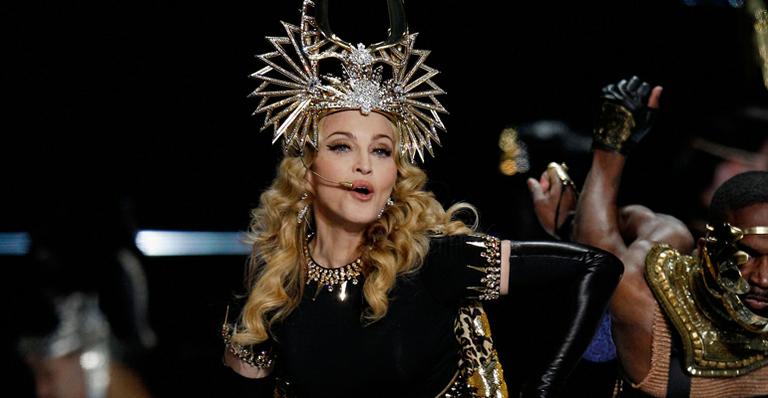 Madonna revisita o passado, dubla nova música e pede paz mundial no Super Bowl