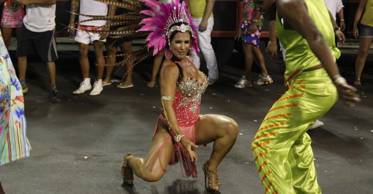 Scheila Carvalho dedicada em ensaio técnico da Mangueira