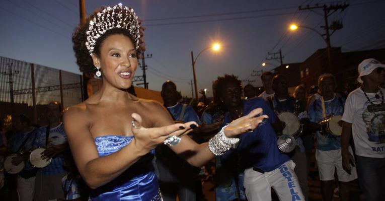Sheron Menezzes esbanja alegria em ensaio de rua da Portela