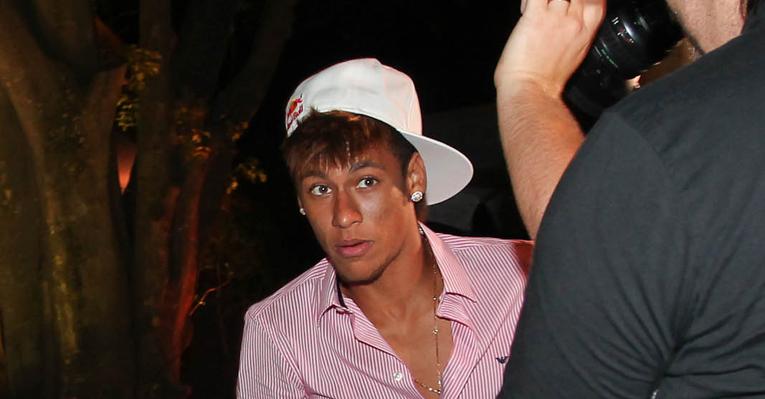 Neymar causa tumulto ao chegar em sua festa de aniversário em São Paulo