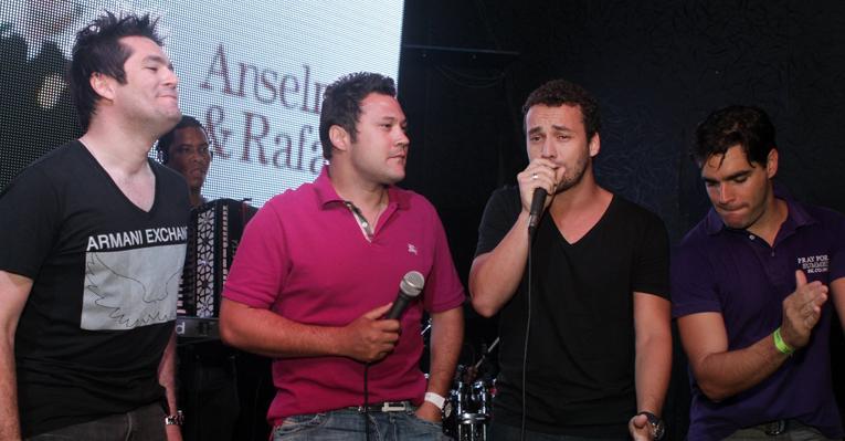 Rodrigo Andrade sobe no palco com cantores sertanejos