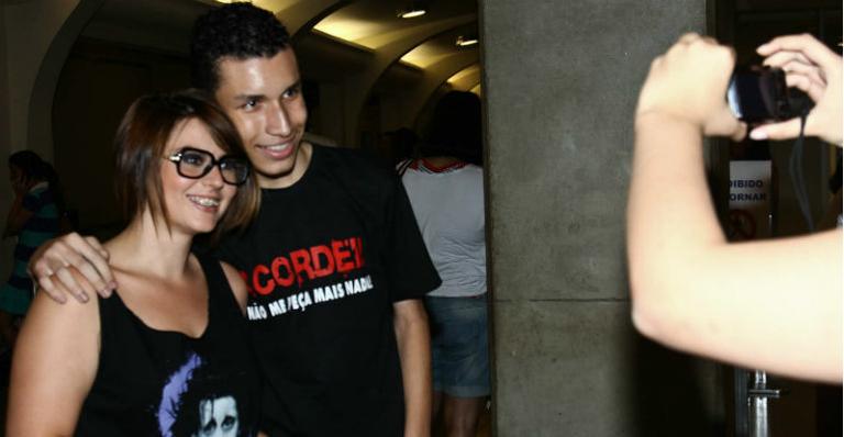 Ex-BBB Mayara é tietada em seu retorno a São Paulo