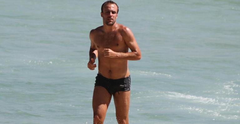 Sem Deborah Secco, Roger Flores curte praia no Rio