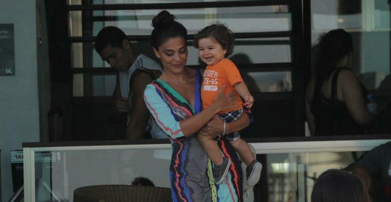 Juliana Paes vai à academia com o filho Pedro no Rio