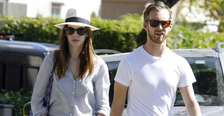 Anne Hathaway faz festa para comemorar seu noivado em NY