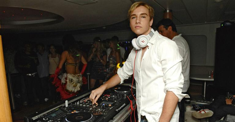 Caçula de Eike Batista estreia como DJ no Rio de Janeiro