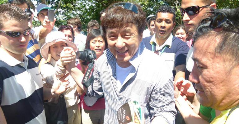 Jackie Chan visita Cataratas do Iguaçu e é rodeado por fãs