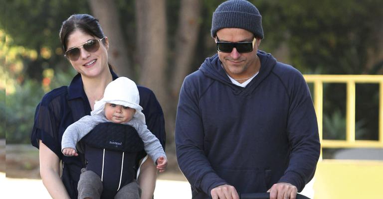 Selma Blair passeia com a família na Califórnia