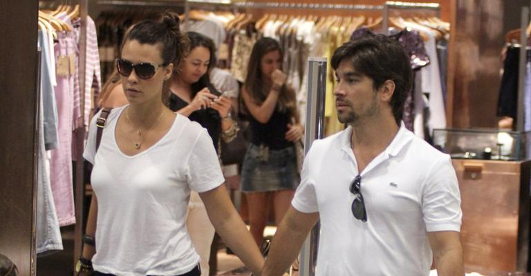 Camila Rodrigues faz compras com o namorado no Rio