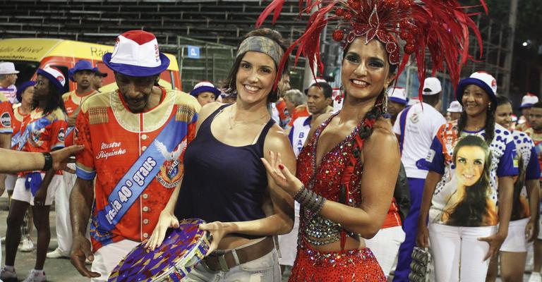 Deborah Secco aplaude União da Ilha
