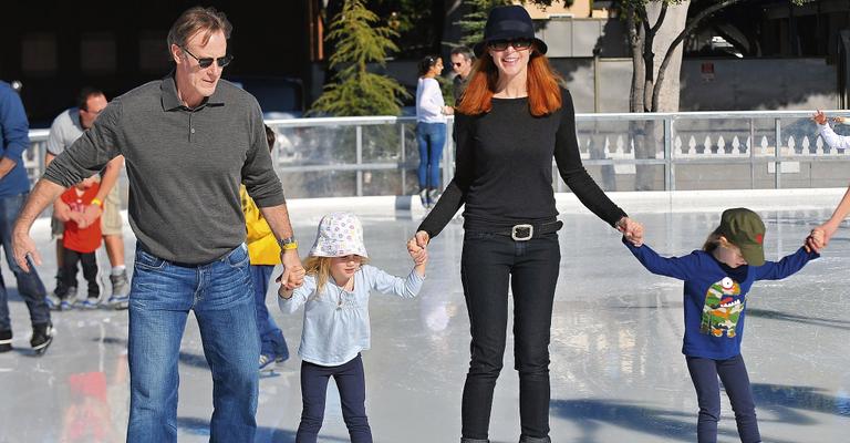 Marcia Cross curte o frio com a família na Califórnia