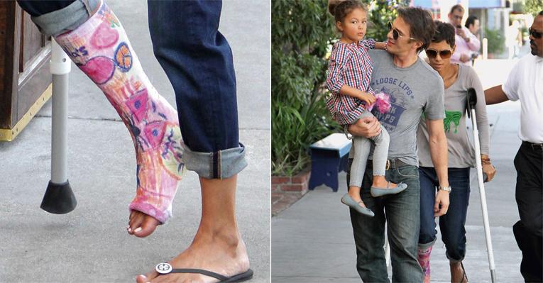 De muletas, Halle Berry passeia por Los Angeles ao lado do namorado e da filha