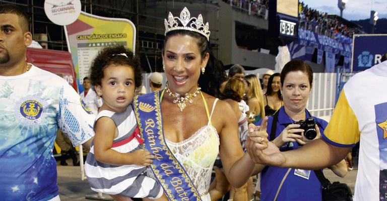 Scheila Carvalho vai a ensaio na Marquês de Sapucaí com a filha