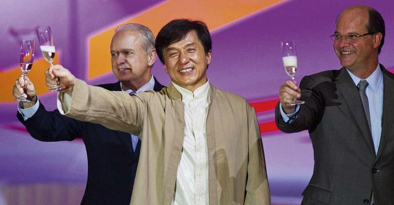 Jackie Chan compra avião no Brasil