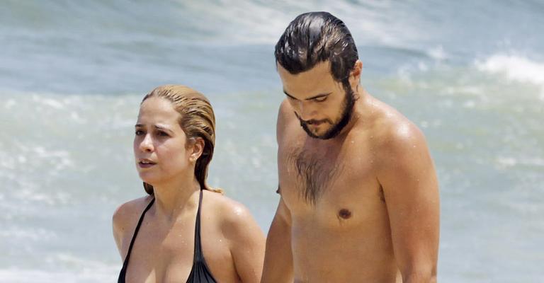 Bruno Ferrari e Paloma Duarte aproveitam praia no Rio