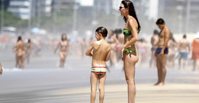 Glenda Kozlowski exibe boa forma em Ipanema, no Rio de Janeiro