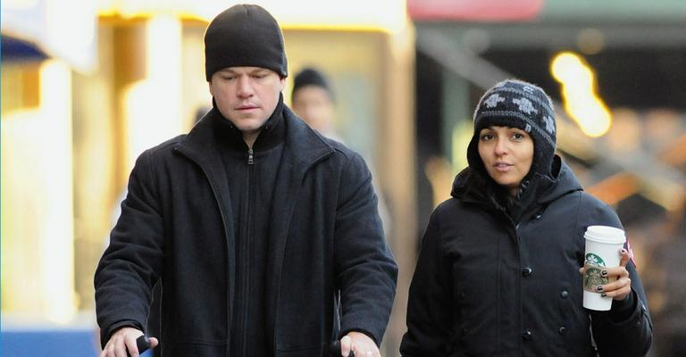 Matt Damon passeia com suas meninas por Nova York
