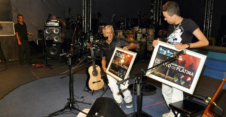 Caetano Veloso e Maria Gadú recebem disco de platina durante show