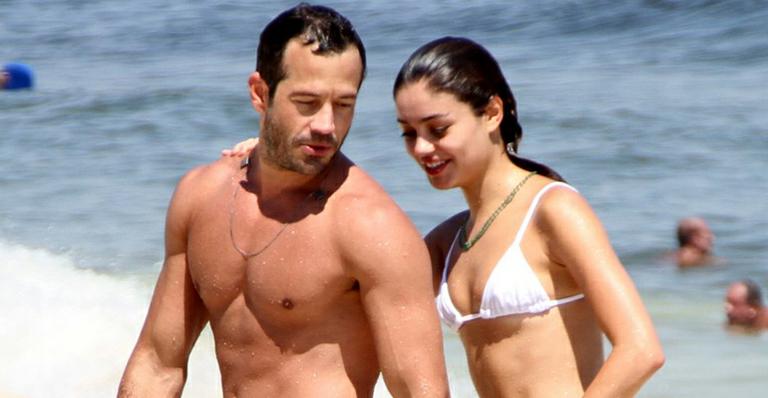Juntos novamente, Sophie Charlotte e Malvino Salvador vão à praia no Rio