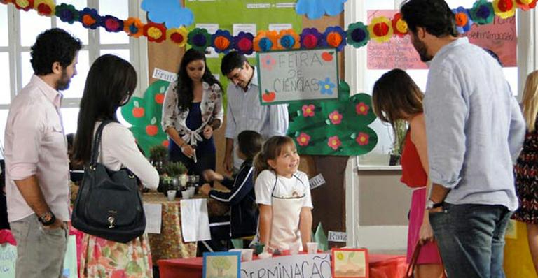 Júlia reúne os pais em feira de ciências de ‘A Vida da Gente’