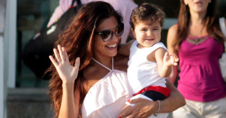 Fofo! Filho de Juliana Paes dá tchauzinho e sorri no colo da mãe