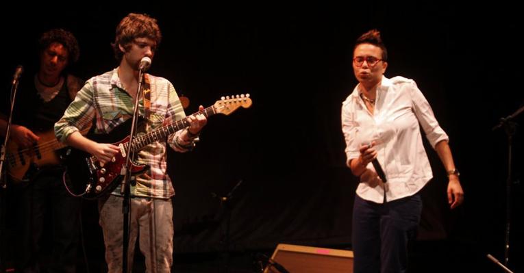 Maria Gadú e Dani Black dividem o palco e cantam para plateia vip