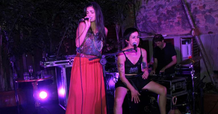 Emanuelle Araújo se apresenta com a banda Moinho