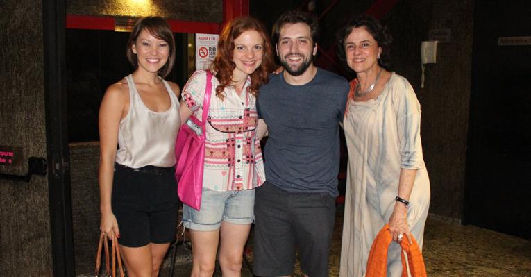 Marieta Severo e Geovanna Tominaga assistem o espetáculo ‘Inbox’
