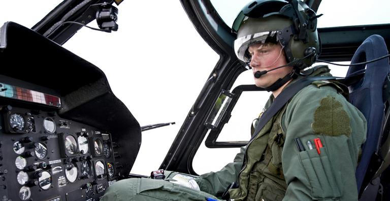 Príncipe Harry conclui curso de piloto e recebe prêmio por desempenho