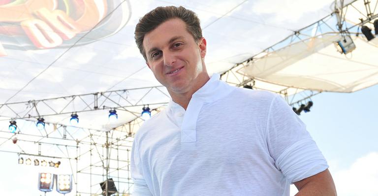 Luciano Huck recebe Fátima Bernardes e Caio Castro no camarim do ‘Caldeirão’