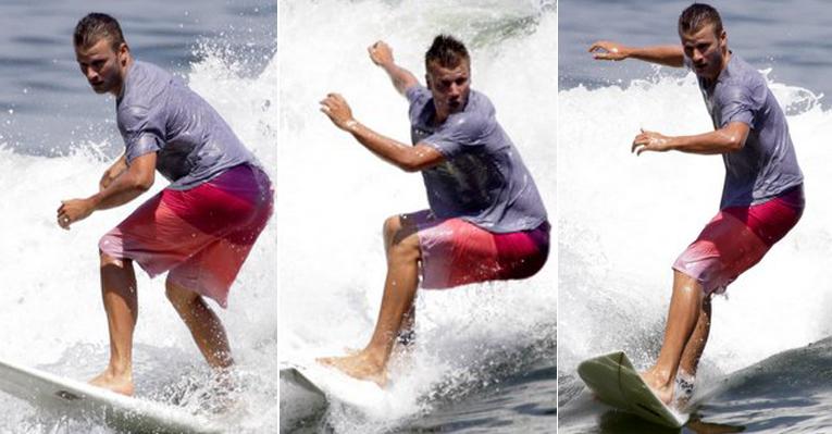 Rodrigo Hilbert arrasa no surfe