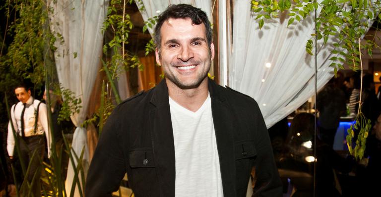 Saulo Vasconcelos faz personagem bruto no musical ‘Priscilla, Rainha do Deserto’