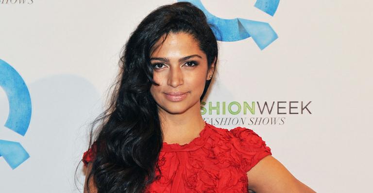 Camila Alves mostra anel de noivado pela primeira vez