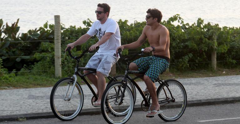 Caio Castro pedala na orla carioca em folga de ‘Fina Estampa’