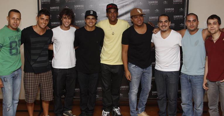 Famosos se divertem ao som do Sorriso Maroto
