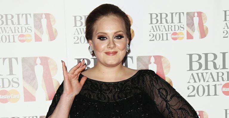 Adele: ‘Eu não quero ser uma magrela colocando meus peitos para fora’