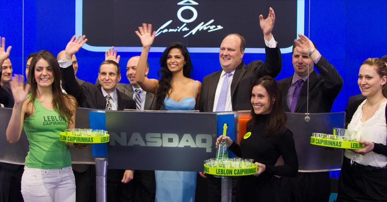 Camila Alves toca o sino da Nasdaq em NY