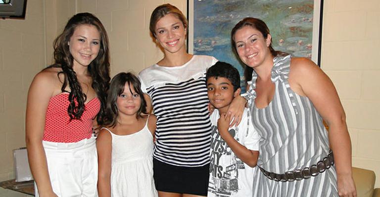 Grazi Massafera leva família para conhecer o Projac