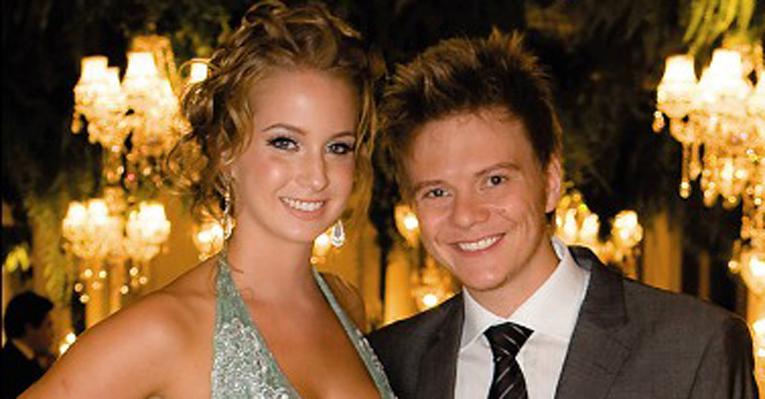 Esposa de Michel Teló anuncia fim do casamento