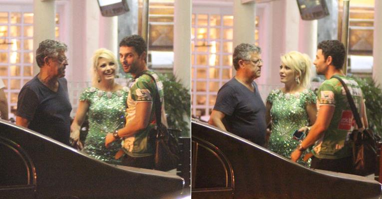 Antonia Fontenelle e Marcos Paulo vão à pizzaria depois de ensaio de carnaval