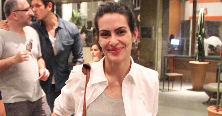 Cleo Pires vai ao teatro no Rio de Janeiro