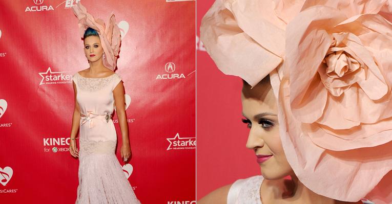 Katy Perry exibe look e acessório cor-de-rosa