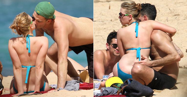 Scarlett Johansson curte praia com namorado Nate Naylor no Havaí