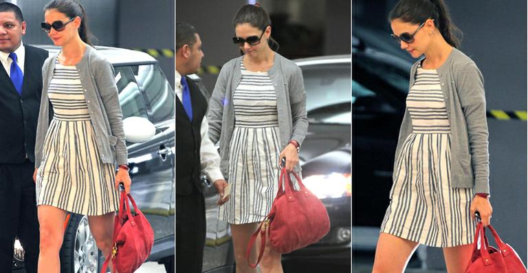 Grávida? Katie Holmes desfila com barriguinha suspeita
