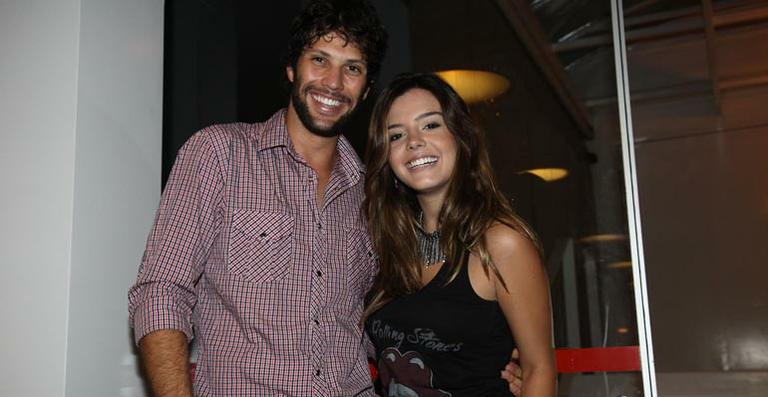 Giovanna Lancellotti prestigia Gustavo Leão em São Paulo