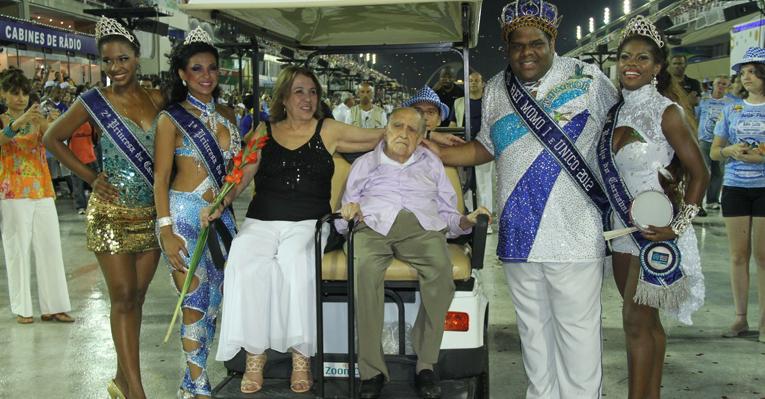 Oscar Niemeyer participa da reinauguração do sambódromo no Rio de Janeiro